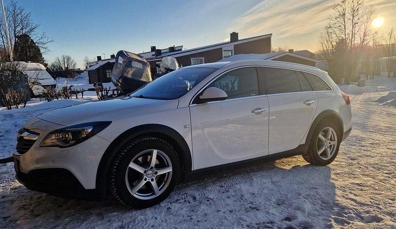 Vit Begagnad 2017 Opel Insignia Country Tourer Kombi | 160 000 kr - Bild 1/3