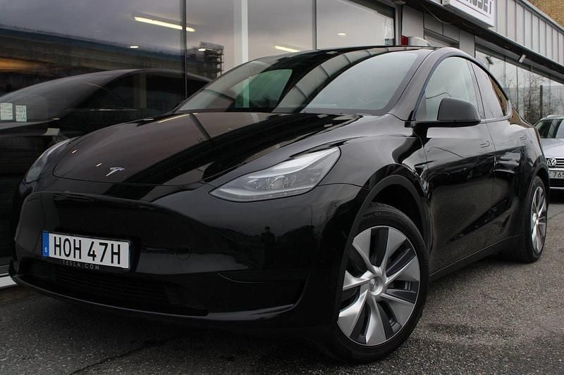 Svart Begagnad 2024 Tesla Model Y Standard Range SUV | 399 900 kr (Lite dyr) - Bild 1/4