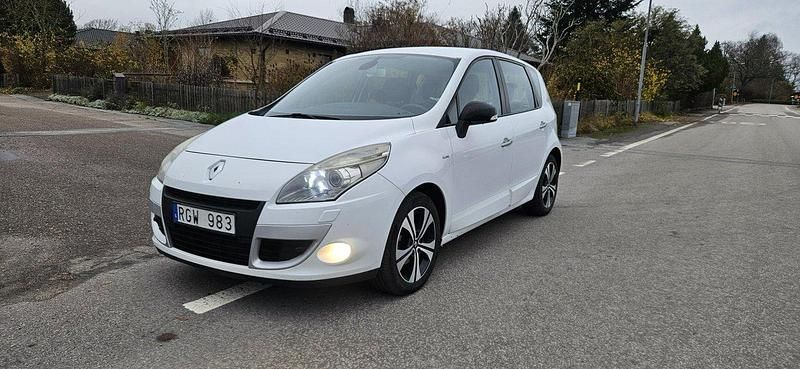Vit Begagnad 2012 Renault Scénic III Bose Edition Minibuss | 49 500 kr (Superpris) - Bild 1/4