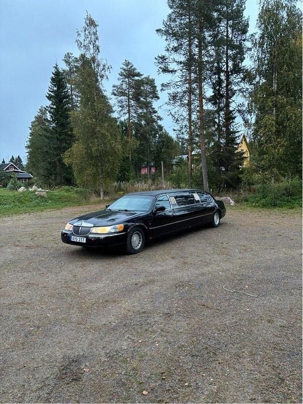 Svart Begagnad 2001 Lincoln Town Car Sedan | 84 995 kr - Bild 1/4