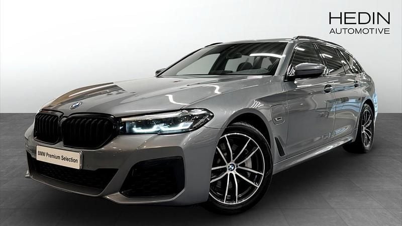 Grå (grey) Begagnad 2022 BMW 530e M Sport Kombi | 398 700 kr (Lite dyr) - Bild 1/4