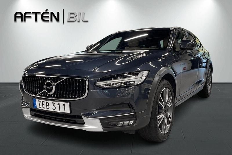 Mörkblå Begagnad 2018 Volvo V90 CC Inscription Kombi | 299 800 kr (Superpris) - Bild 1/3