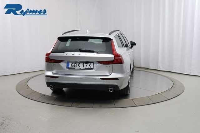Begagnad Volvo V60 Momentum 197 HK (144 kW) 2022 Kombi