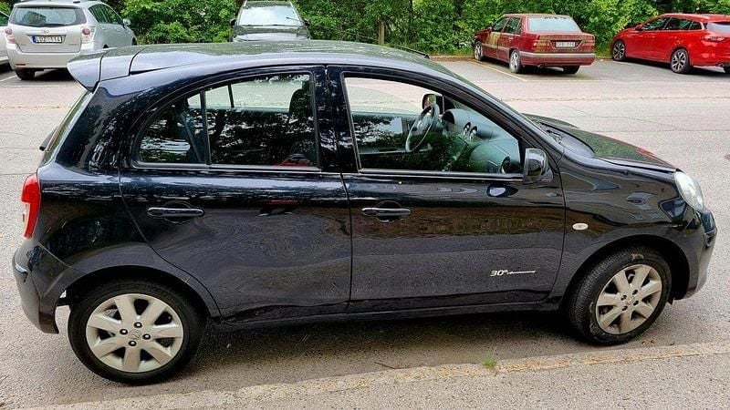 Svart Begagnad 2013 Nissan Micra Halvkombi | 64 000 kr (Marknadspris) - Bild 1/4