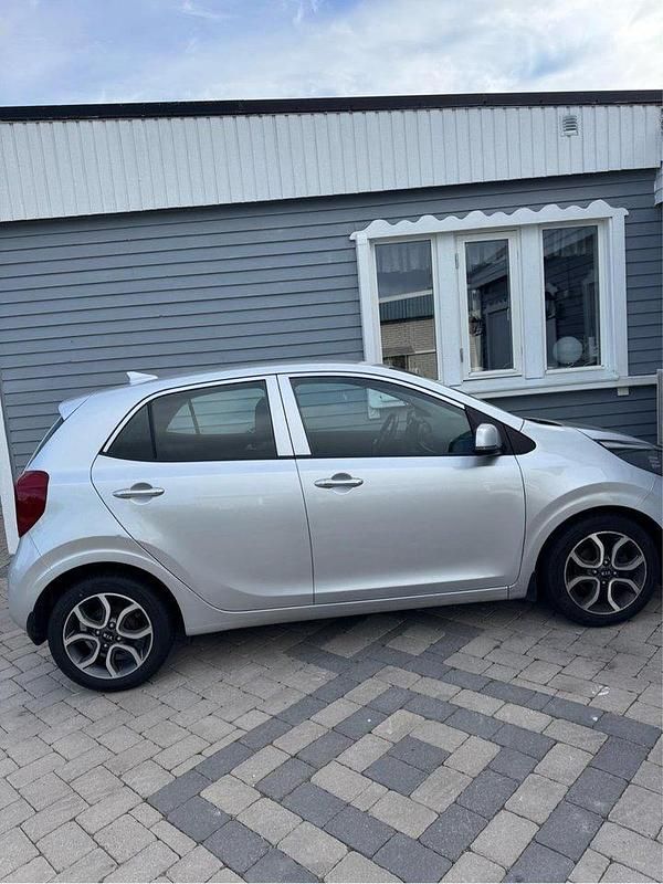 Grå Begagnad 2021 Kia Picanto Advance Halvkombi | 130 000 kr (Marknadspris) - Bild 1/4
