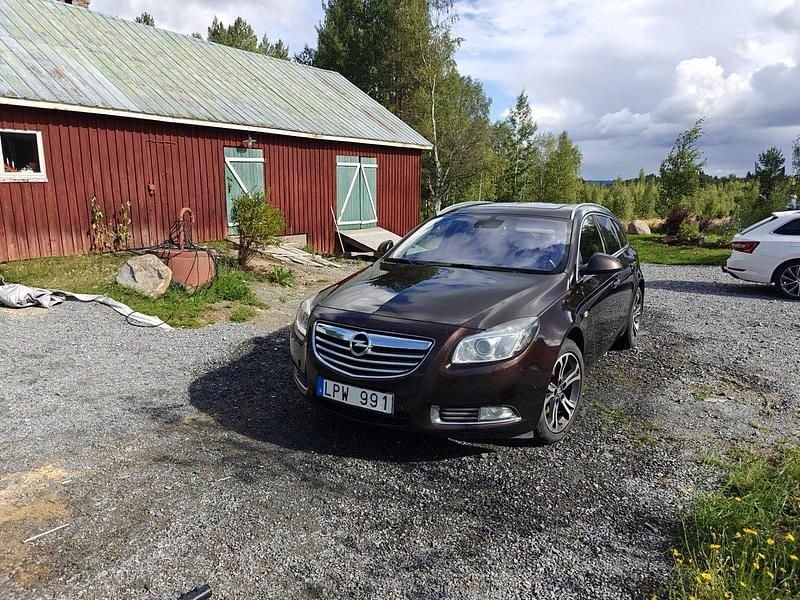 Brun Begagnad 2013 Opel Insignia Kombi | 40 000 kr (Marknadspris) - Bild 1/3