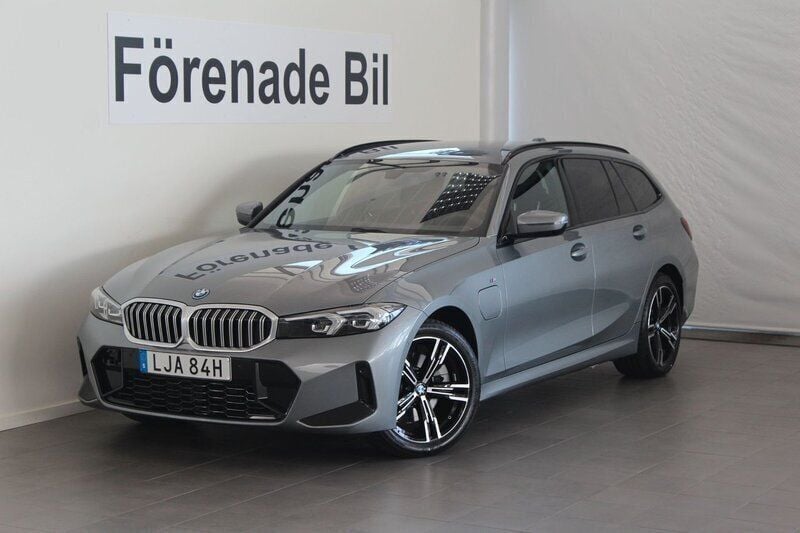 Grå Begagnad 2024 BMW 330e M Sport Kombi | 519 000 kr (Bra pris) - Bild 1/4