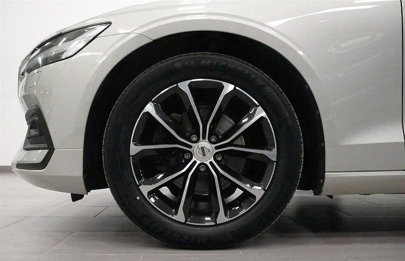 Begagnad Volvo V60 Momentum 190 HK (139 kW) 2020 Vit Kombi
