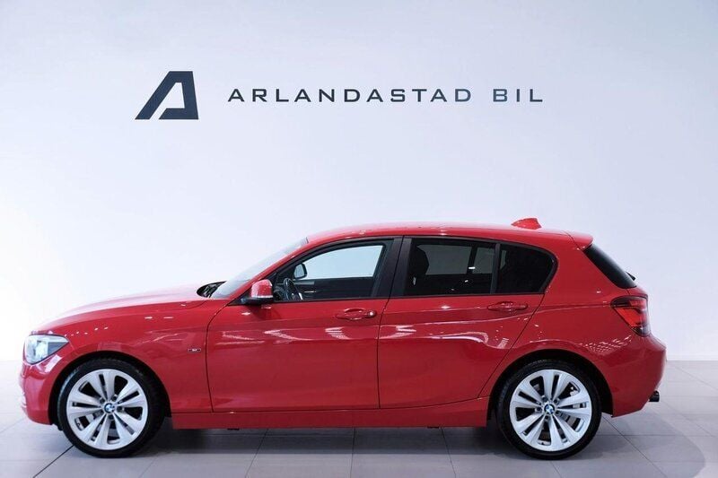 Röd Begagnad 2012 BMW 120 Sport Line Halvkombi | 148 900 kr (Marknadspris) - Bild 1/4