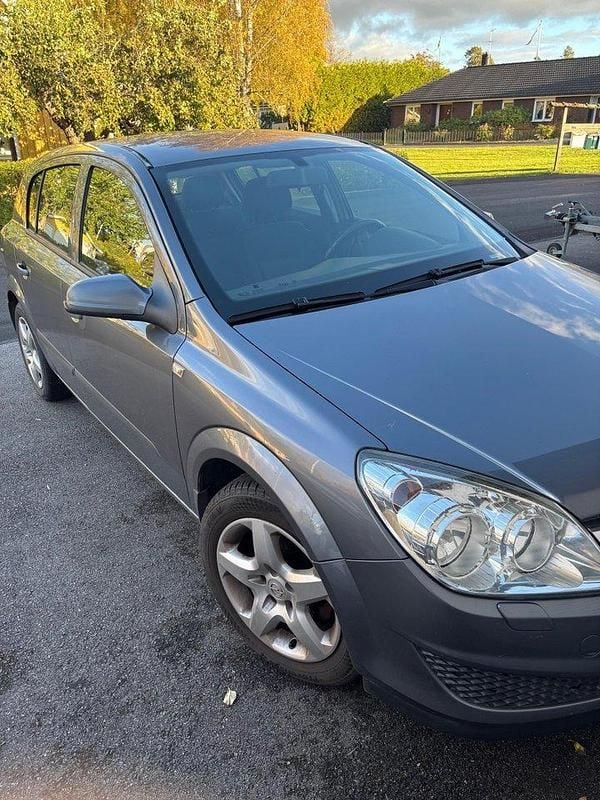 Grå Begagnad 2008 Opel Astra Halvkombi | 15 000 kr (Marknadspris) - Bild 1/4