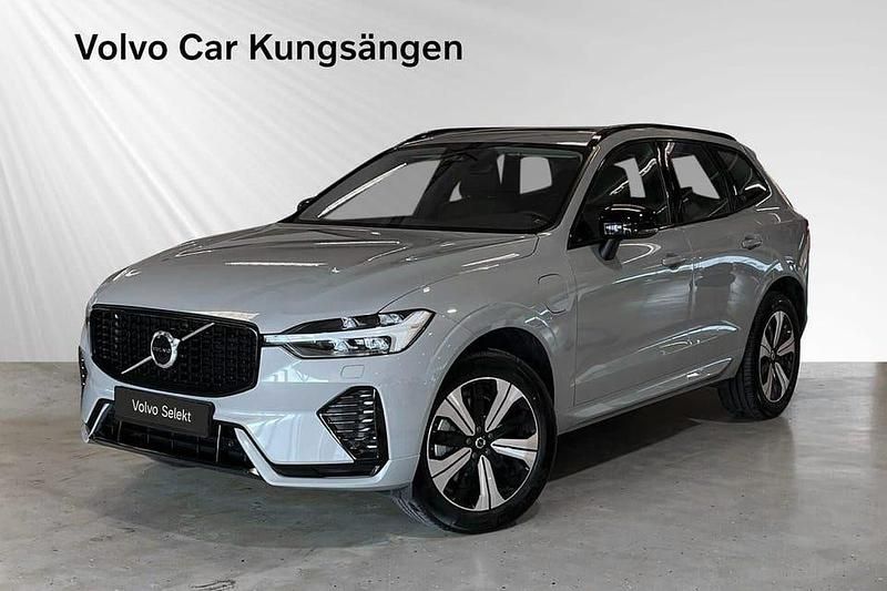 Grå Begagnad 2025 Volvo XC60 Plus SUV | 519 900 kr (Marknadspris) - Bild 1/3