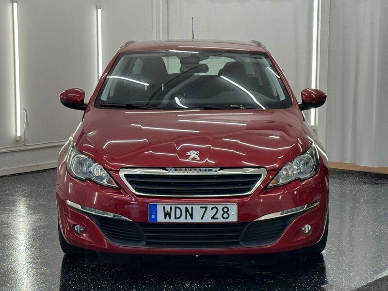 Begagnad Peugeot 308 111 HK (81 kW) 2015 Mörkröd Kombi