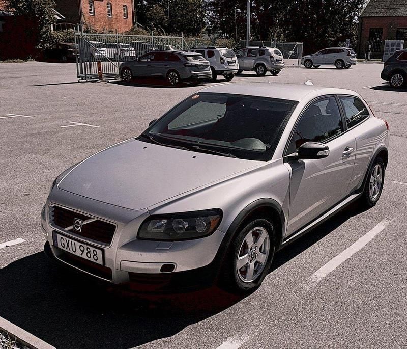 Grå Begagnad 2008 Volvo C30 Halvkombi | 28 000 kr (Marknadspris) - Bild 1/4
