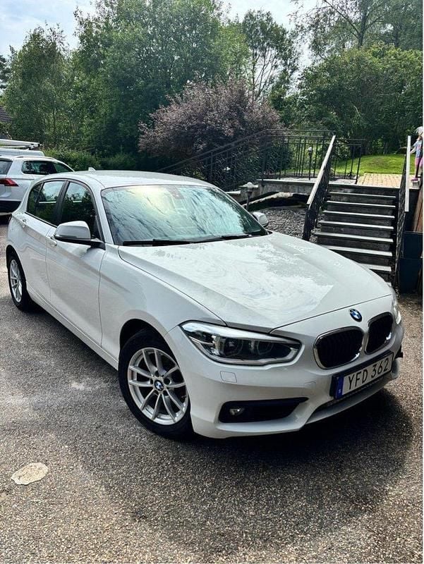 Vit Begagnad 2017 BMW 118 Advantage Halvkombi | 129 000 kr (Marknadspris) - Bild 1/4