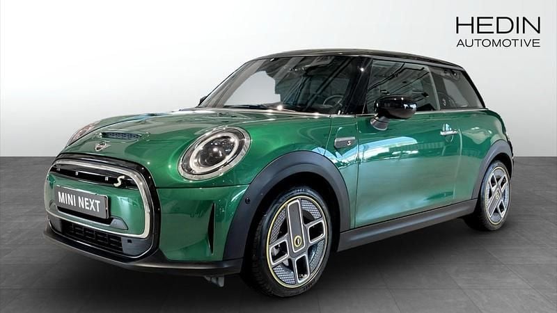Grön (green) Begagnad 2022 Mini Cooper SE Halvkombi | 248 700 kr (Lite dyr) - Bild 1/4