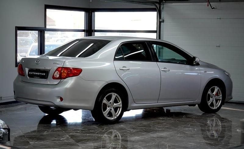 Begagnad Toyota Corolla 124 HK (91 kW) 2008 Silver Sedan