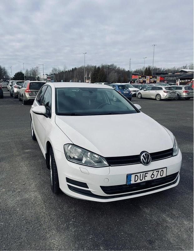 Vit Begagnad 2015 VW Golf VII Halvkombi | 86 000 kr (Bra pris) - Bild 1/4