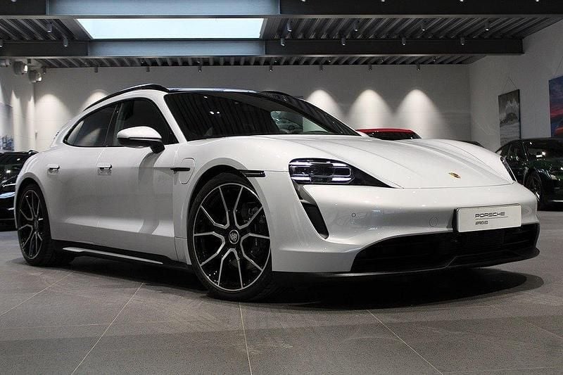 Ljusgrå Begagnad 2023 Porsche Taycan Sport Turismo Sedan | 795 000 kr (Marknadspris) - Bild 1/4