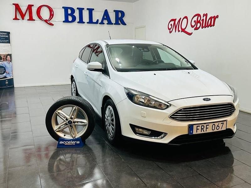 Vit Begagnad 2015 Ford Focus Titanium Halvkombi | 84 900 kr (Marknadspris) - Bild 1/4
