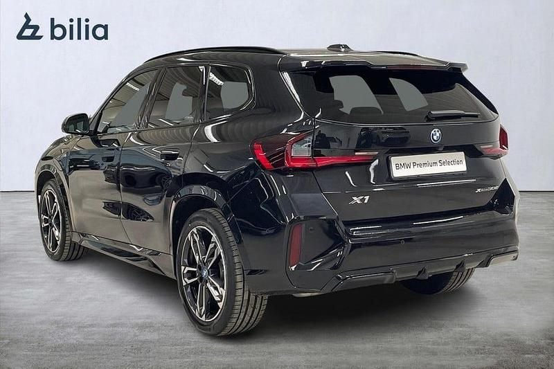 Begagnad BMW X1 M Sport 326 HK (239 kW) 2025 Saphire svart metallic SUV