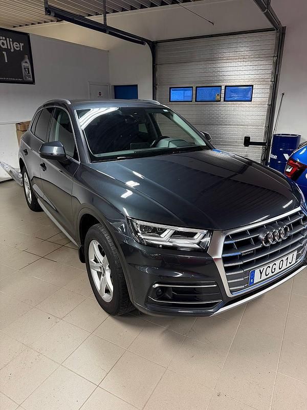 Grå Begagnad 2019 Audi Q5 SUV | 299 000 kr (Marknadspris) - Bild 1/4