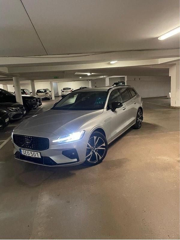 Silver Begagnad 2023 Volvo V60 Plus Kombi | 350 000 kr (Superpris) - Bild 1/4