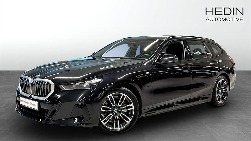 Svart Begagnad 2025 BMW 530e Comfort Edition Kombi | 648 700 kr - Bild 1/4