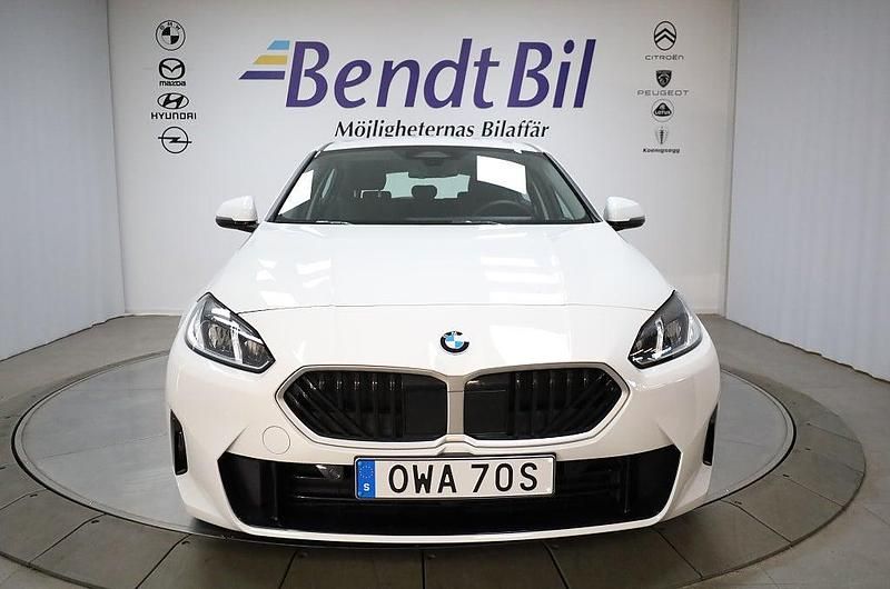 Begagnad BMW 120 170 HK (125 kW) 2024 Vit Halvkombi