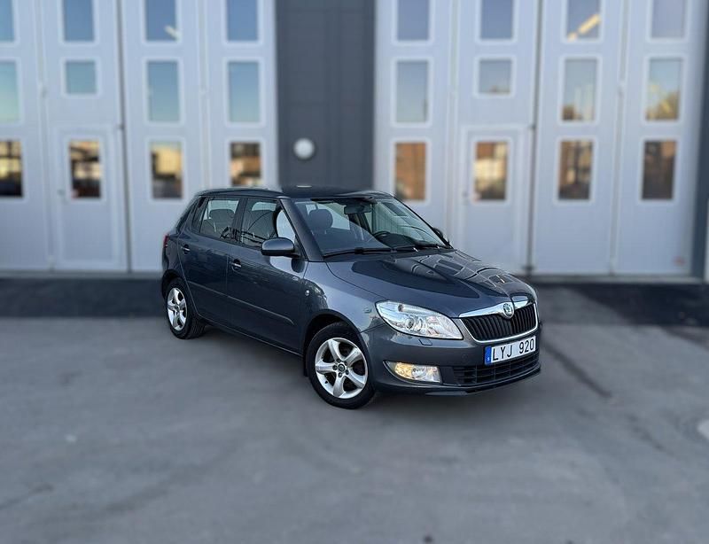 Mörkgrå (grå) Begagnad 2012 Skoda Fabia Elegance Halvkombi | 49 900 kr (Marknadspris) - Bild 1/4