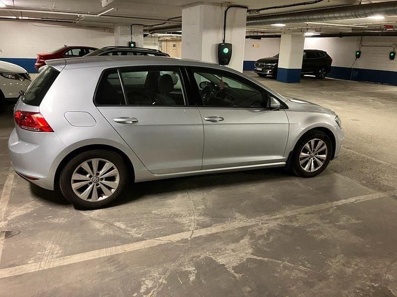Silver Begagnad 2016 VW Golf VII Halvkombi | 98 000 kr (Bra pris) - Bild 1/1
