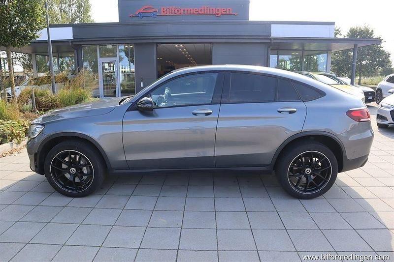 Grå Begagnad 2022 Mercedes GLC300e AMG line Plus Sportkupé | 579 900 kr (Lite dyr) - Bild 1/4