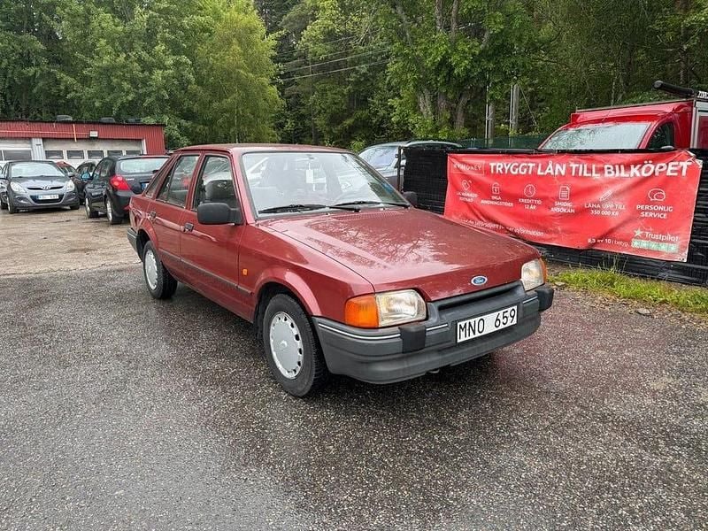 Mörkröd Begagnad 1987 Ford Escort Halvkombi | 14 900 kr - Bild 1/4