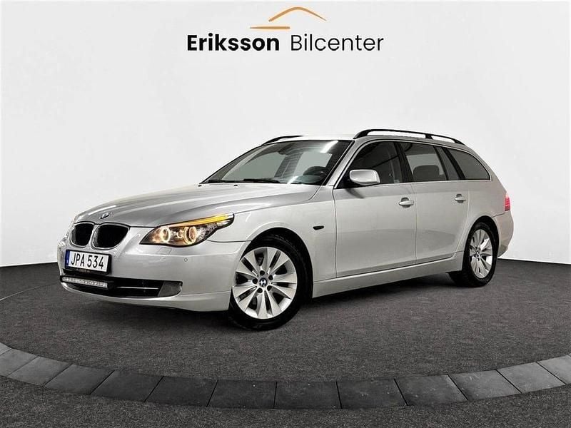 Ljusgrå Begagnad 2009 BMW 520 Kombi | 69 900 kr (Marknadspris) - Bild 1/4