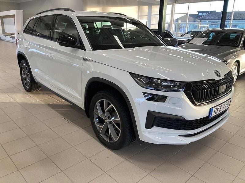 Vit (moon white metallic) Begagnad 2024 Skoda Kodiaq SportLine SUV | 444 900 kr (Marknadspris) - Bild 1/4