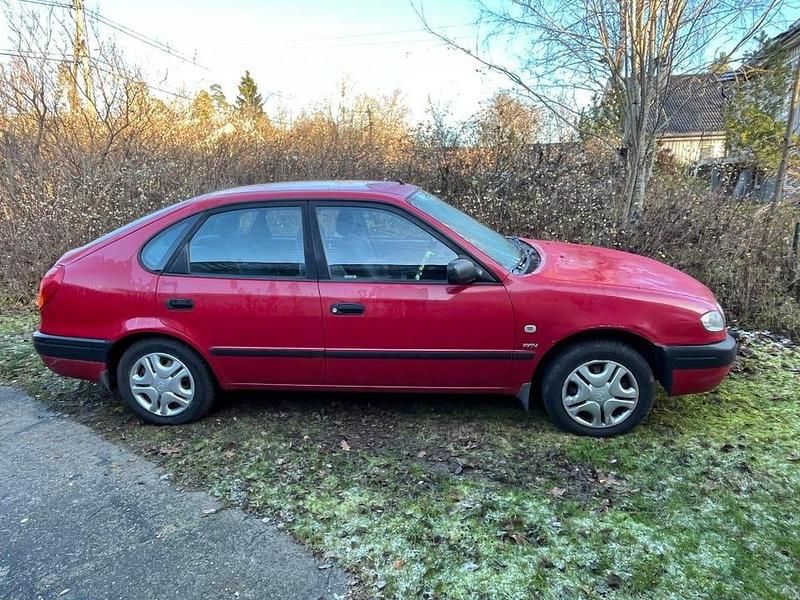 Begagnad 2000 Toyota Corolla Halvkombi | 23 000 kr (Marknadspris) - Bild 1/4