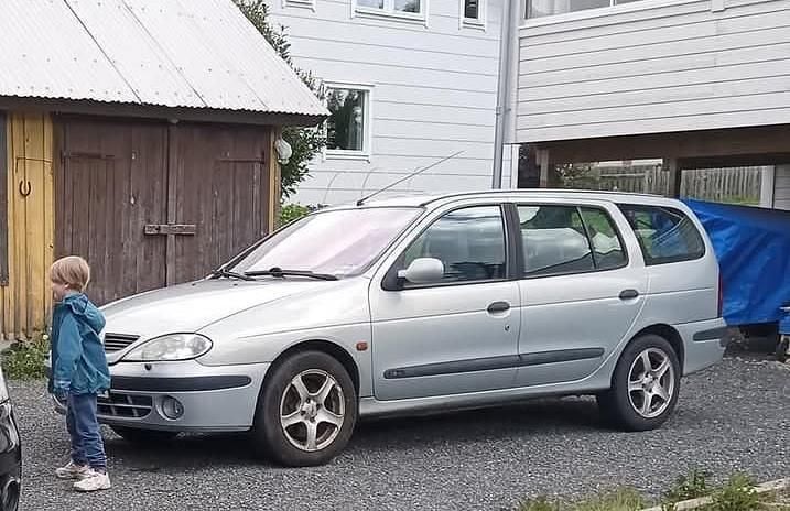 Grå Begagnad 2003 Renault Mégane GrandTour Authentique Kombi | 9 500 kr - Bild 1/2