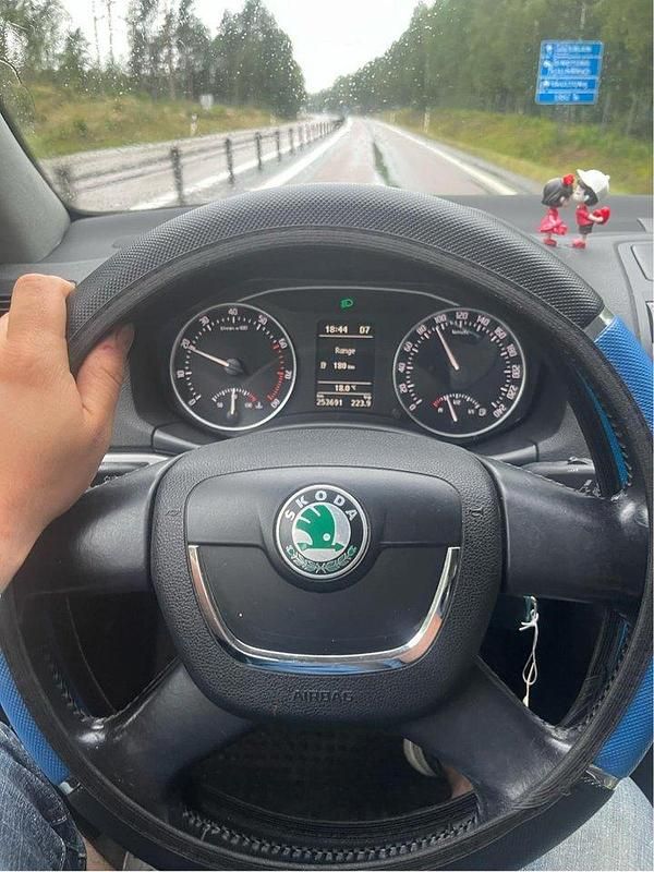 Silver Begagnad 2009 Skoda Octavia Elegance Halvkombi | 46 000 kr (Lite dyr) - Bild 1/4