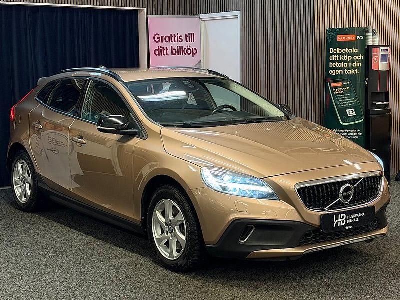 Brun Begagnad 2016 Volvo V40 Momentum Halvkombi | 154 900 kr (Marknadspris) - Bild 1/4