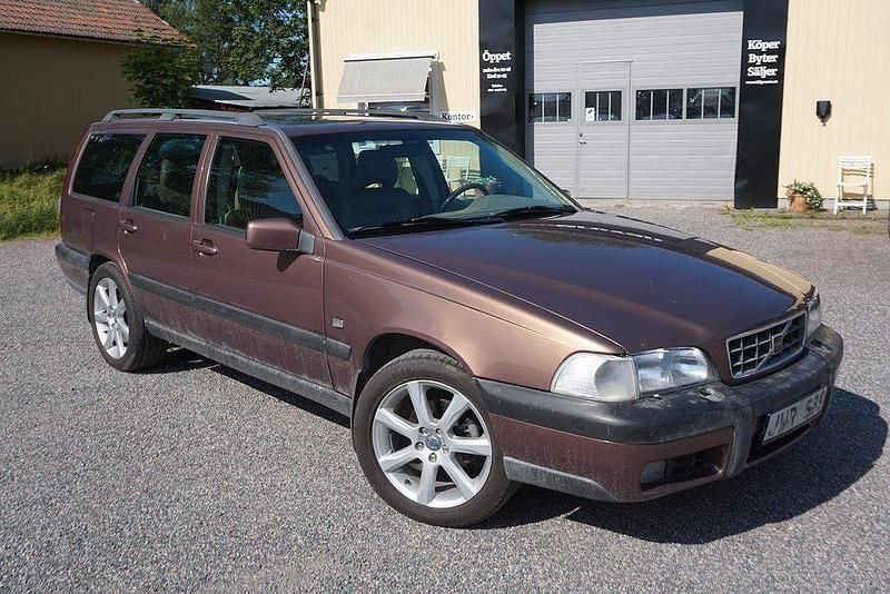 Ljusbrun Begagnad 1998 Volvo XC70 SUV | 49 900 kr (Lite dyr) - Bild 1/4
