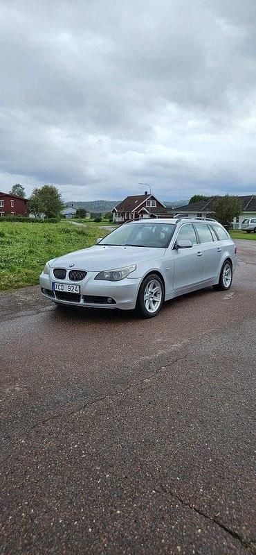 Grå Begagnad 2006 BMW 530 Kombi | 60 000 kr (Lite dyr) - Bild 1/4