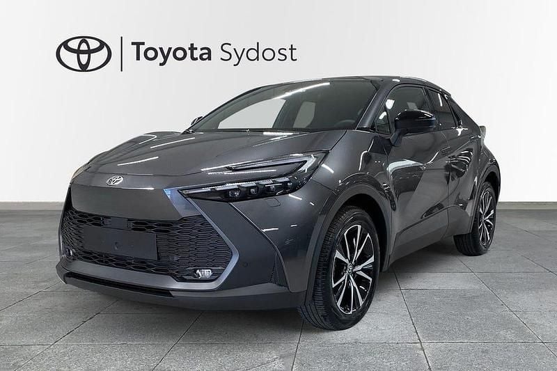 Dark grey metallic Ny 2025 Toyota C-HR Style SUV | 409 800 kr (Bra pris) - Bild 1/4