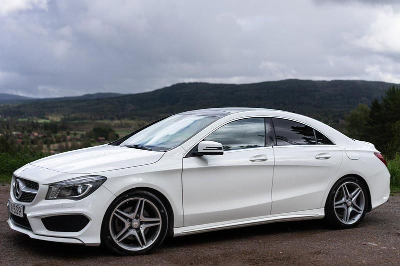 Vit Begagnad 2015 Mercedes CLA220 AMG Sedan | 144 999 kr (Marknadspris) - Bild 1/4
