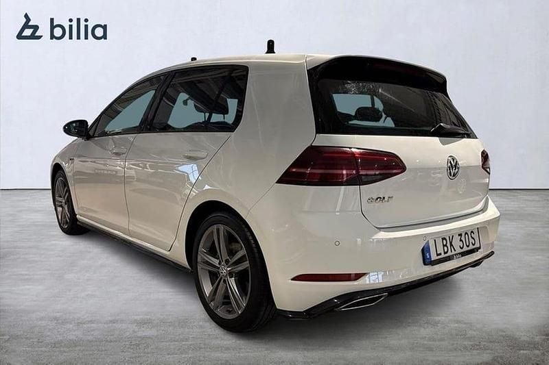 Begagnad VW Golf VII R-line 151 HK (111 kW) 2020 Vit Halvkombi