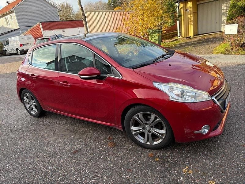 Röd Begagnad 2014 Peugeot 208 Halvkombi | 47 000 kr (Bra pris) - Bild 1/4