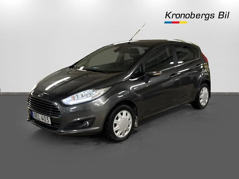 Grå Begagnad 2017 Ford Fiesta Titanium Halvkombi | 94 900 kr (Lite dyr) - Bild 1/4