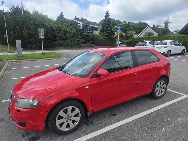 Röd Begagnad 2004 Audi A3 Attraction Halvkombi | 22 000 kr (Marknadspris) - Bild 1/4