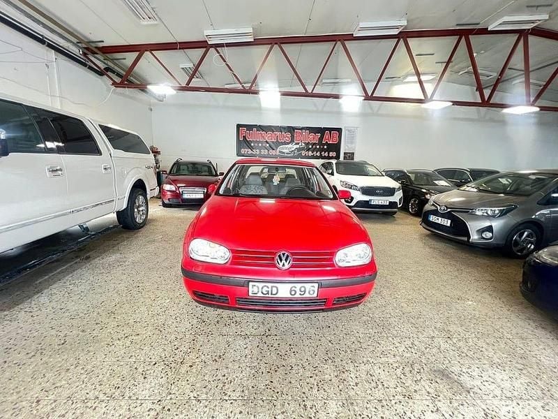 Begagnad VW Golf IV Trendline 101 HK (74 kW) 1998 Röd Halvkombi
