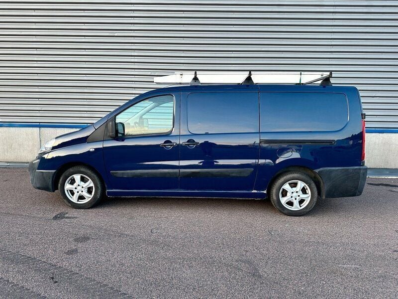 Mörkblå (blå) Begagnad 2014 Toyota Proace Van | 89 900 kr (Marknadspris) - Bild 1/4