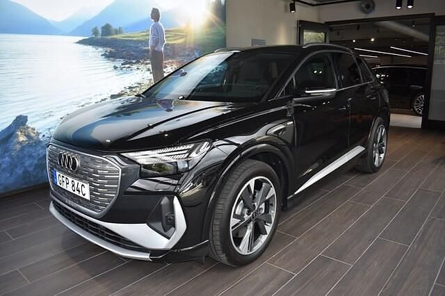 Svart Begagnad 2025 Audi Q4 e-tron S-Line SUV | 649 000 kr - Bild 1/4