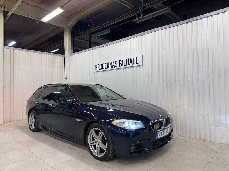 Blå Begagnad 2011 BMW 520 M Sport Kombi | 129 900 kr (Marknadspris) - Bild 1/4